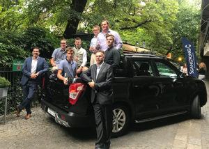 Doris Bracher PR für SsangYong mit Finalisten der Schlossquadrat Trophy